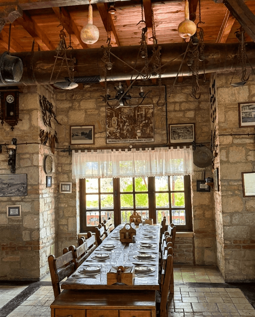 Değirmen Restoran salonunda misafirler
